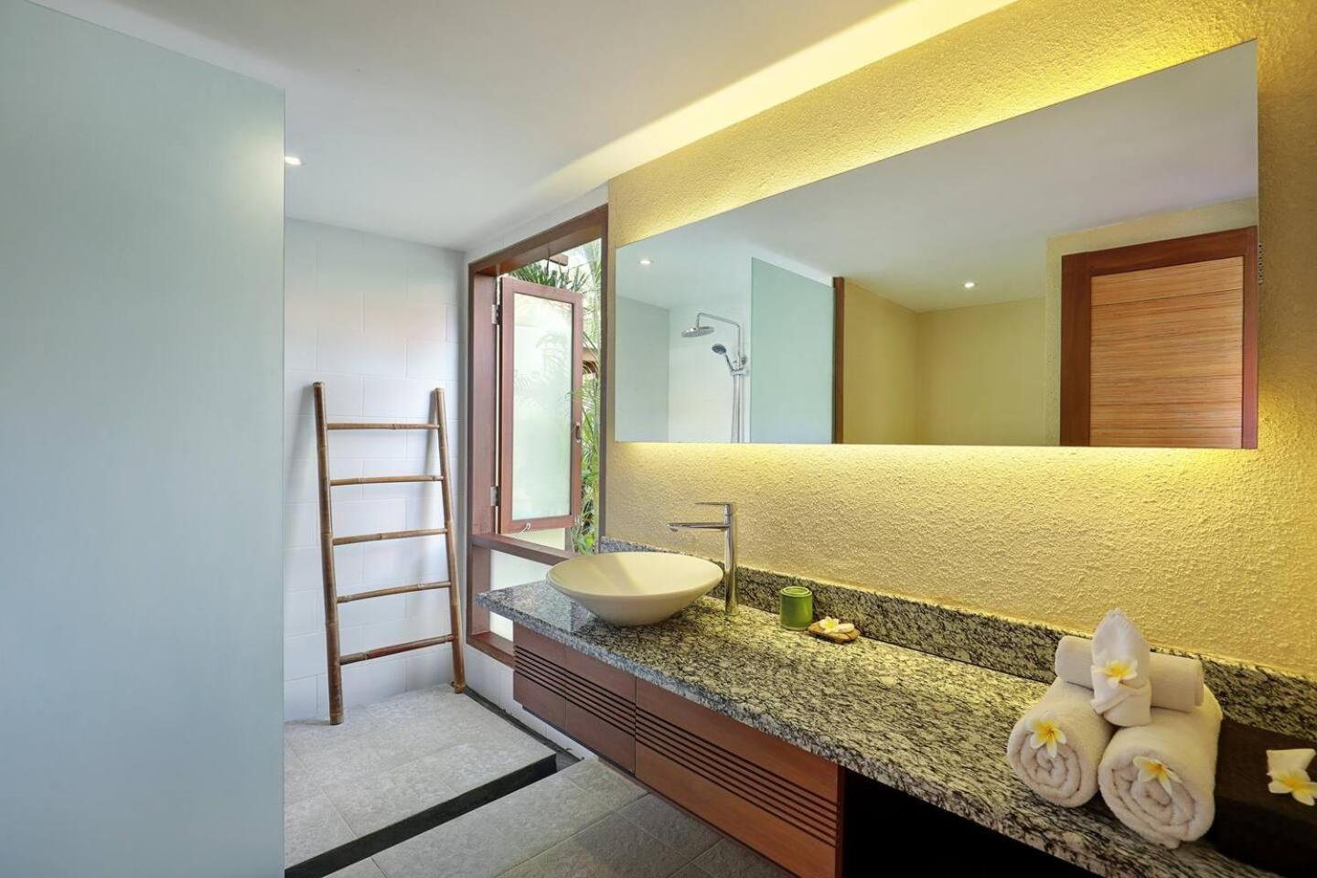 Villa Surin Seminyak Esterno foto